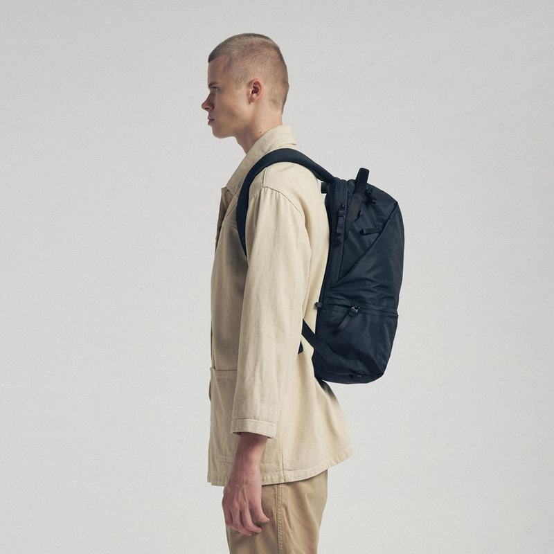 Urth Arkose 20l Backpack + Camera Insert (Black)